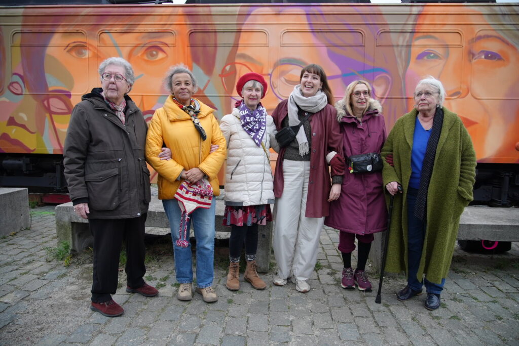 Greta Craeymeersch, Jacqui Goegebeur, Kati Couck, kunstenaar Alice Martha, Mniek Darge, Chantal De Smet tijdens de officiële inhuldiging van de tram. 